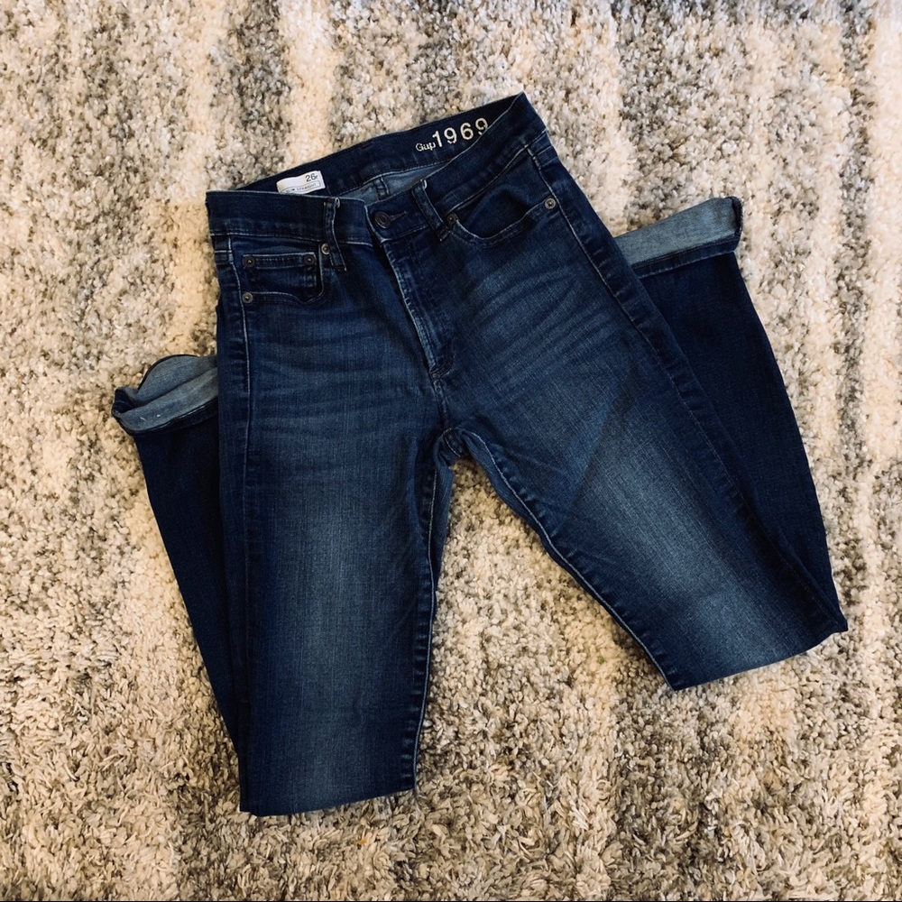 Gap women’s 26r Slim Straight Jeans